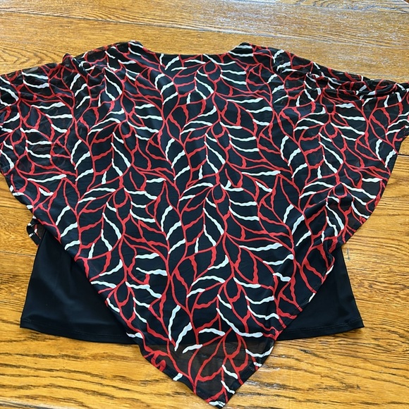 Linda Matthews red and black bat wing blouse. Size Large. - Picture 6 of 9